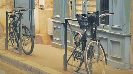 Visite insolite Toulouse à vélo : itinéraires secrets 2026